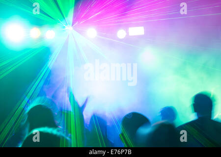 Discoteca colorate luci laser illumina la folla a parte. Foto Stock