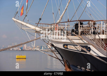 Woolwich, Londra, Regno Unito. 8 Sep, 2014. Sindaco di Londra Boris Johnson, visite TS tenace, a tall ship di proprietà del Giubileo barca a vela Trust, come parte del mese lungo totalmente Thames Event. Credito: Stephen Chung/Alamy Live News Foto Stock