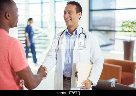 Il medico e il paziente si stringono la mano in ospedale Foto Stock