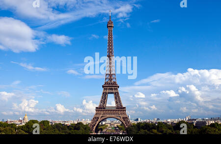 Una vista della mitica Torre Eiffel dal Trocadero a Parigi, Francia. Les Invalides può anche essere visto in lontananza sul le Foto Stock