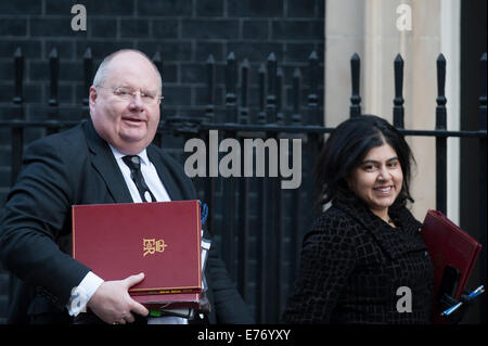 Ministri arrivano a una riunione del gabinetto detenute al 10 di Downing Street. Dotato di: Eric Pickles,la baronessa Warsi dove: Londra, Regno Unito quando: 04 Mar 2014 Foto Stock