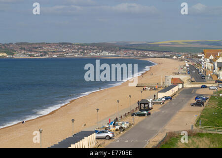 Seaford promenade sulla costa del Sussex, guardando verso Newhaven. East Sussex, Inghilterra. Aprile. Foto Stock