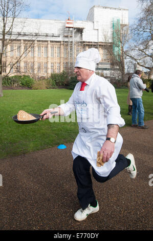 I giornalisti e i parlamentari di competere per carità al parlamentare annuale Pancake Race svoltosi a torre di Victoria Gardens a Londra centrale. Dotato di: Stephen Pound dove: Londra, Regno Unito quando: 04 Mar 2014 Foto Stock