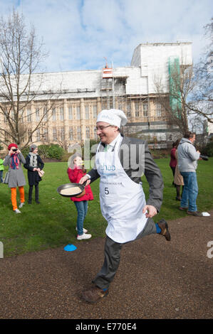 I giornalisti e i parlamentari di competere per carità al parlamentare annuale Pancake Race svoltosi a torre di Victoria Gardens a Londra centrale. Dotato di: Martin Horwood dove: Londra, Regno Unito quando: 04 Mar 2014 Foto Stock