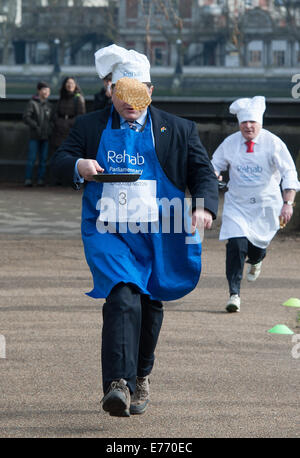 I giornalisti e i parlamentari di competere per carità al parlamentare annuale Pancake Race svoltosi a torre di Victoria Gardens a Londra centrale. Dotato di: Signore Addington dove: Londra, Regno Unito quando: 04 Mar 2014 Foto Stock