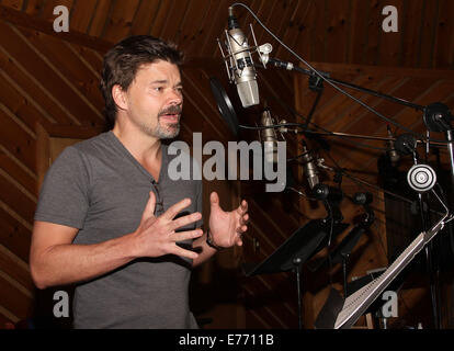 Sessione di registrazione per Broadway i ponti di Madison County tenutasi presso l'Avatar Studios. Dotato di: Hunter Foster dove: New York New York, Stati Uniti quando: 03 Mar 2014 Foto Stock