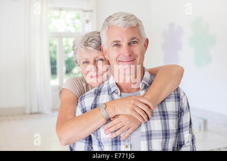 Coppia di anziani che abbraccia lo spazio vitale Foto Stock