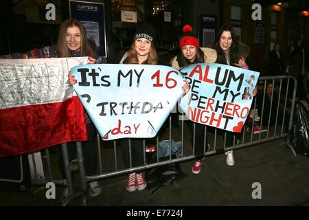 Ventole con striscioni attendere per Australian pop rock band, "5 secondi di estate" al di fuori di Shepherds Bush Empire dove: Londra, Regno Unito quando: 04 Mar 2014 Foto Stock