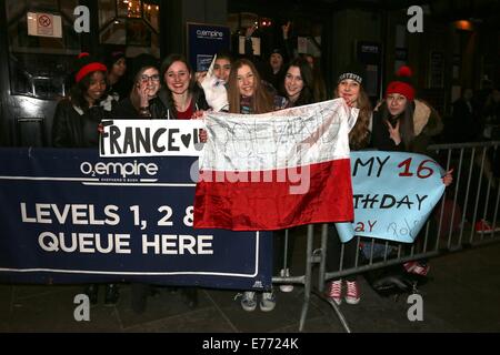 Ventole con striscioni attendere per Australian pop rock band, "5 secondi di estate" al di fuori di Shepherds Bush Empire dove: Londra, Regno Unito quando: 04 Mar 2014 Foto Stock