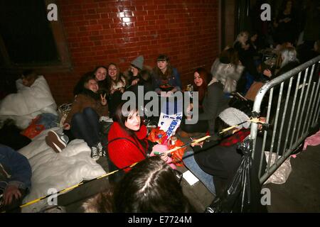 Ventole con striscioni attendere per Australian pop rock band, "5 secondi di estate" al di fuori di Shepherds Bush Empire dove: Londra, Regno Unito quando: 04 Mar 2014 Foto Stock