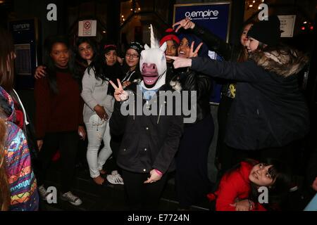 Ventole con striscioni attendere per Australian pop rock band, "5 secondi di estate" al di fuori di Shepherds Bush Empire dove: Londra, Regno Unito quando: 04 Mar 2014 Foto Stock