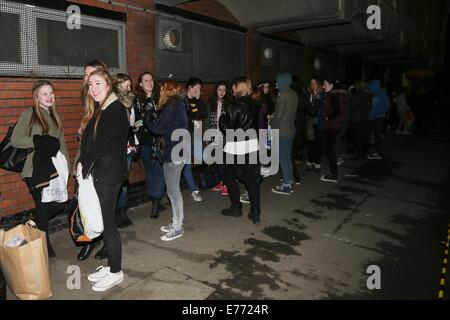 Ventole con striscioni attendere per Australian pop rock band, "5 secondi di estate" al di fuori di Shepherds Bush Empire dove: Londra, Regno Unito quando: 04 Mar 2014 Foto Stock