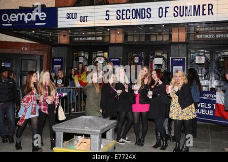 Ventole con striscioni attendere per Australian pop rock band, "5 secondi di estate" al di fuori di Shepherds Bush Empire dove: Londra, Regno Unito quando: 04 Mar 2014 Foto Stock