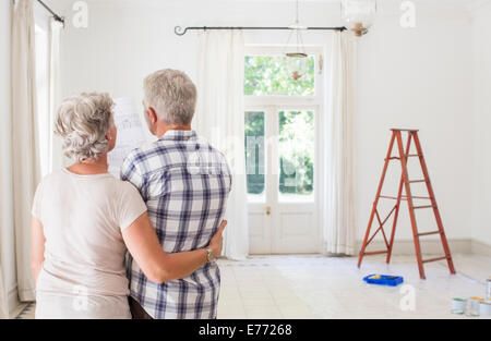 Coppia di anziani guardando i piani di costruzione insieme Foto Stock
