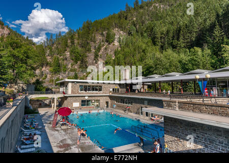 Piscina esterna a Radium Hot Springs, resort a Kootenay National Park, Canadian Rockies, British Columbia, Canada Foto Stock