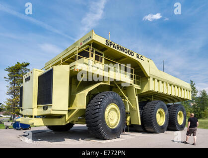 Terex Titan, raggio carrello per aprire miniere, il carrello più grande del mondo, sul display in Sparwood, British Columbia, Canada Foto Stock