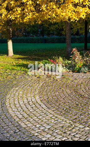 Ciottoli modello di pietra e foglie di giallo. Autunno in Vallingby, Stoccolma, Svezia. Foto Stock