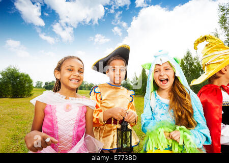 I bambini vestiti che indossano costumi di Halloween nel parco Foto Stock