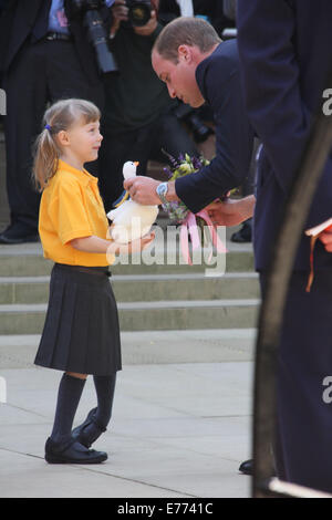 Oxford, Regno Unito. 8 Sep, 2014. Il principe William arrivando a St Hugh College per aprire un nuovo edificio. Credito: Pete Lusabia/Alamy Live News Foto Stock