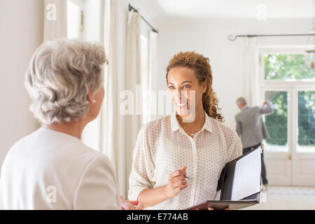 Due donne che chiacchierano in spazio abitativo Foto Stock