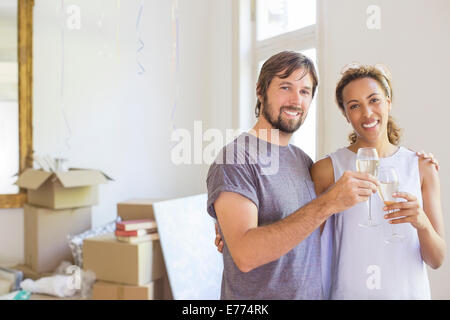 Giovane celebrando con bevande Foto Stock