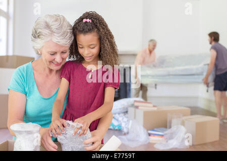 Nonna e nipote passando attraverso la scatola di movimentazione Foto Stock