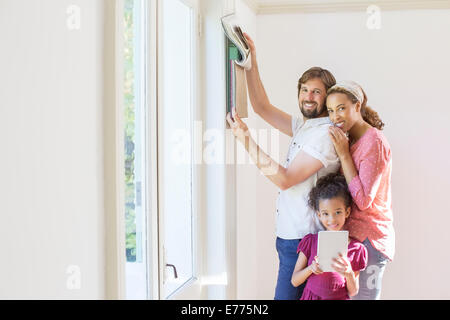 Famiglia guardando attraverso i campioni di tessuto insieme Foto Stock