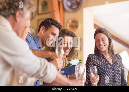 L'uomo mescita di bevande per i membri della famiglia Foto Stock