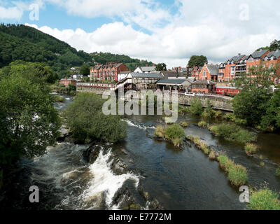 Una vista di Llangollen Railway Station e il fiume Dee in Denbighshire, Galles del Nord, Regno Unito KATHY DEWITT Foto Stock