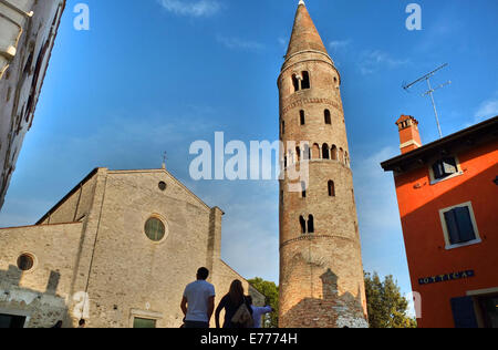 Caorle, Veneto, Italia . Maggio 2014, Madonna dell Angelo la chiesa con il campanile nel centro storico della città di Caorle a t Foto Stock