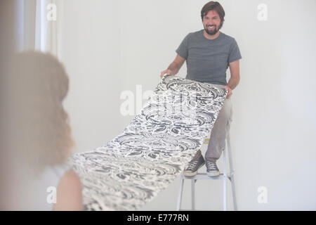 Giovane appeso lo sfondo insieme Foto Stock