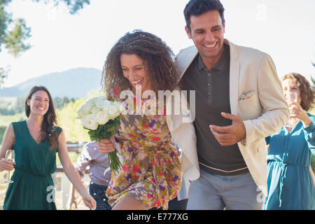 Giovane correndo insieme a picnic in famiglia Foto Stock
