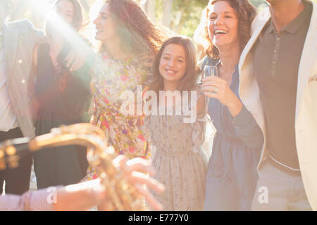 Famiglia ballare insieme all'aperto Foto Stock