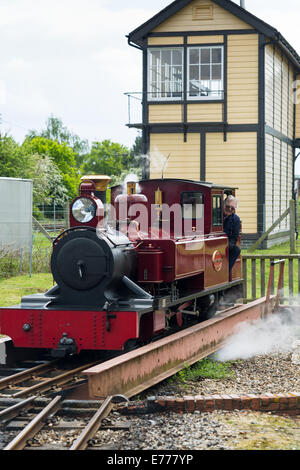 Ferrovia a scartamento ridotto locomotore su piattaforma girevole. Wroxham Norfolk Broads England Regno Unito Foto Stock