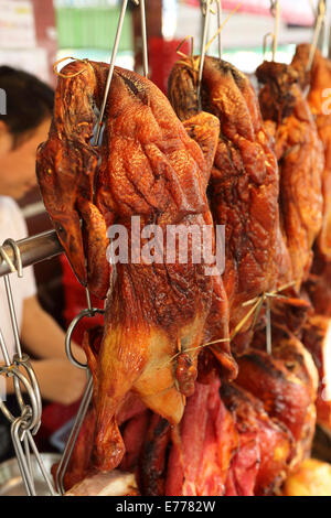 Anatra arrosto appesi a ganci in un negozio nella città di Ho Chi Minh, Vietnam. Foto Stock