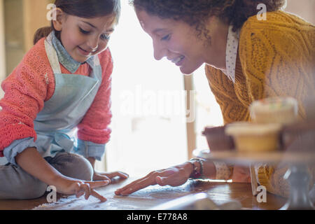 Madre e figlia giocando in farina insieme Foto Stock