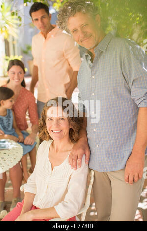 Giovane godendo la vita all'aperto insieme Foto Stock