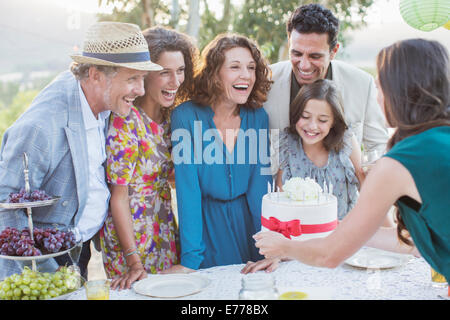 Famiglia festeggia il compleanno con torta Foto Stock