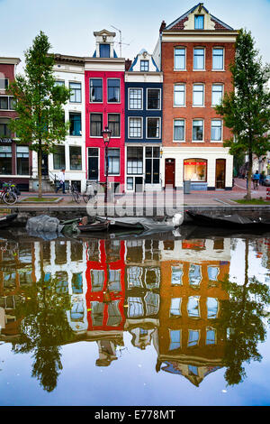 Tipico, vecchio, Amsterdam, canal-case laterale su Spiegelgracht. Amsterdam, Olanda Foto Stock