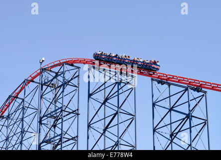 Una vettura raggiunge il punto più alto sul big one roller coaster in Blackpool Pleasure Beach di Blackpool, Lancashire Foto Stock