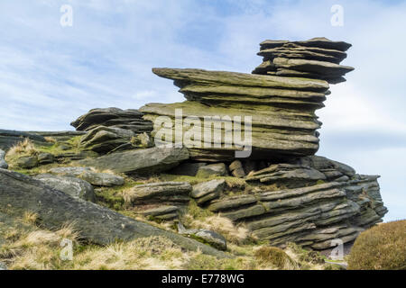 Strati di roccia gritstone (palmento di graniglia o arenaria silicea) su Kinder Scout, Parco Nazionale di Peak District, Derbyshire, England, Regno Unito Foto Stock