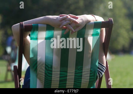 Green Park Londra,UK. 8 settembre 2014. Persone potrete crogiolarvi al sole nel parco verde Come temperature aumento Credito: amer ghazzal/Alamy Live News Foto Stock