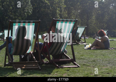 Green Park Londra,UK. 8 settembre 2014. Persone potrete crogiolarvi al sole nel parco verde Come temperature aumento Credito: amer ghazzal/Alamy Live News Foto Stock