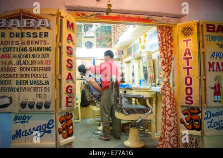 Stallo del barbiere, Pushkar, Rajasthan, India. Foto Stock