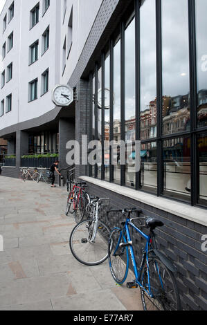 L'Ace Hotel in Shoreditch Londra con le biciclette parcheggiate fuori Foto Stock