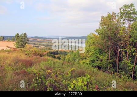 Una vista di Glen Lago da dune di sabbia in Sleeping Bear National Park, lungo il lago Michigan in Glen Haven, Michigan, Stati Uniti d'America. Foto Stock