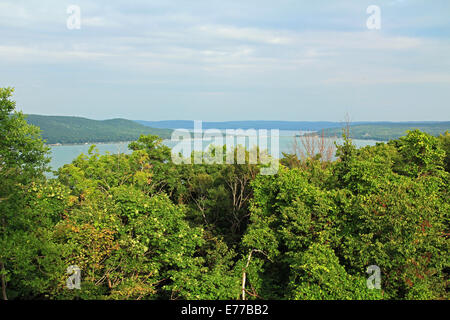 Una vista di Glen Lago da dune di sabbia in Sleeping Bear National Park, lungo il lago Michigan in Glen Haven, Michigan, Stati Uniti d'America. Foto Stock