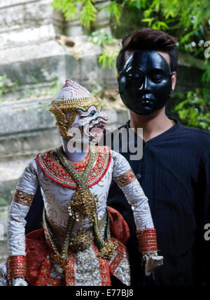 Tradizionale di Marionette Thai prestazioni a Klong Bang Luang artista villaggio in Thonburi lato di Bangkok, Thailandia Foto Stock