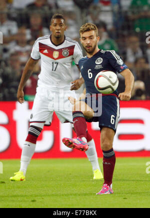 Dortmund, Germania. 07Th Sep, 2014. La Germania Jerome Boateng (L) e della Scozia James Morrison in azione durante il Campionato Europeo di match di qualificazione tra la Germania e la Scozia a Signal Iduna Stadium di Dortmund, Germania, 07 settembre 2014. Foto: Roland Weihrauch/dpa/Alamy Live News Foto Stock