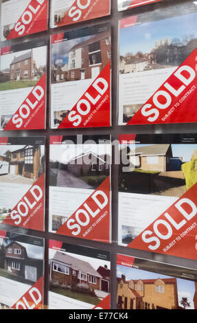 Una pensione completa di venduto casa segni nella finestra di Bairstow Vigilie di agenti immobiliari, Silver Street, Lincoln. Foto Stock